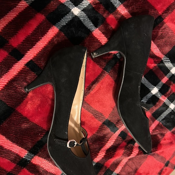 Black 2 Inch Fioni Heels. Size 8 - Picture 4 of 4